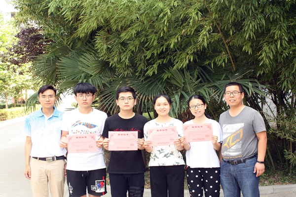 2.指导老师与获奖队伍合照.jpg