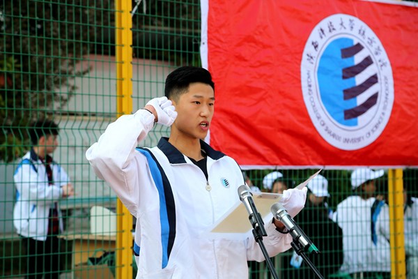 运动员代表刘岩松同学宣誓.jpg 运动员代表刘岩松同学宣誓.jpg