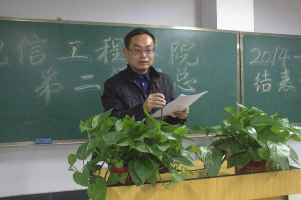 朱赖红老师宣读获奖学生名单.jpg 朱赖红老师宣读获奖学生名单.jpg