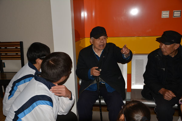 老人讲述年轻时的事.JPG