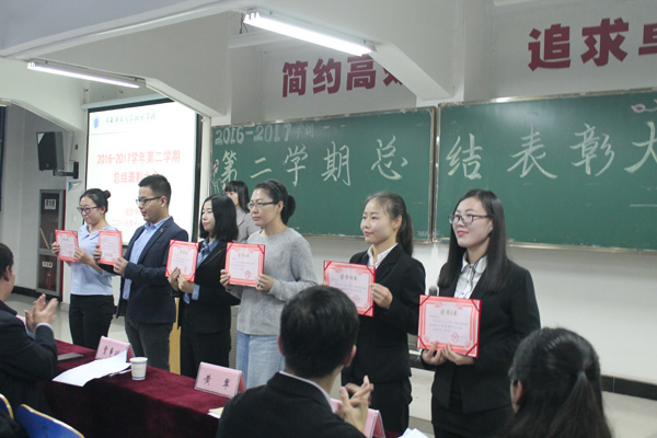 8获奖班主任.JPG 8获奖班主任.JPG