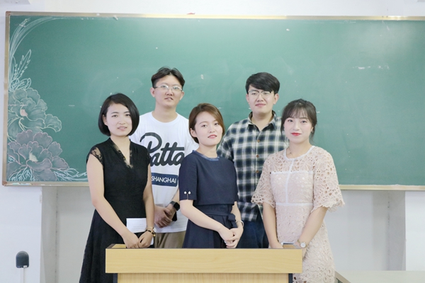 7.优秀毕业生代表合照.jpg