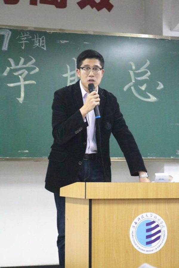 2 鹿老师颁奖.jpg 2 鹿老师颁奖.jpg