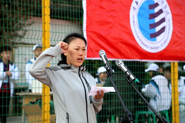 裁判员代表梁芳梅老师宣誓.jpg 裁判员代表梁芳梅老师宣誓.jpg